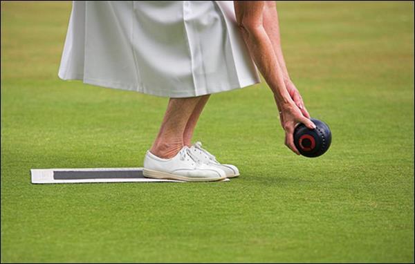 The person who begins the game will roll the jack on the field in a straight line. Unlike the bowling ball, the jack s movement path is straight line as it is unbiased.
