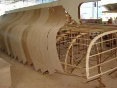 8 Hull construction with a thick FRP laminate that permits the elimination of internal frames in combination with the rounded hull section.