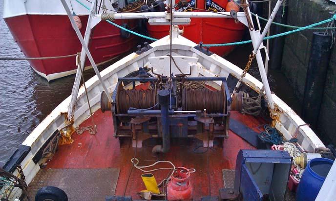 A full belly weighs approximately 20-30kg. Tension on the rope provided by the crew member s hands permits the drum to fully or partially grip the rope thus hauling the belly up.