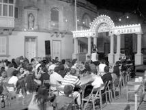 1993-2013 20 Sena mit-twaqqif tas-sezzjoni Ûg aωag Santa Marija Dan l-ewwel festival ġewwa l-imqabba ġibed numru sabiħ ta kantanti lokali.