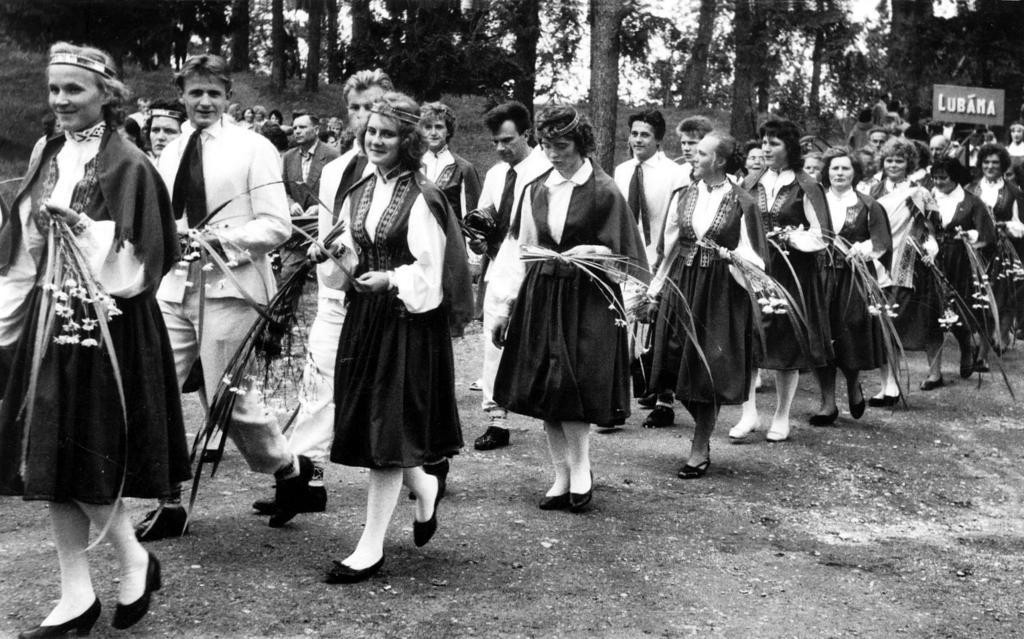 Latvijas Valsts arhīva dokumenti par tautiskajiem koncerttērpiem 95 3. att. Horeogrāfijas vajadzībām pielāgotie tautiskie tērpi. Vestienas ciema jauniešu deju kolektīvs 1964.