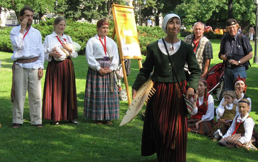 Kamēr nav drūzmēšanās, var apskatīt skaistos un tik dažādos latviešu tautas tērpus, parunāties latviski ar koristiem no Japānas, safotografēt interesantus tuvplānus, uzzināt kā tiek organizēta