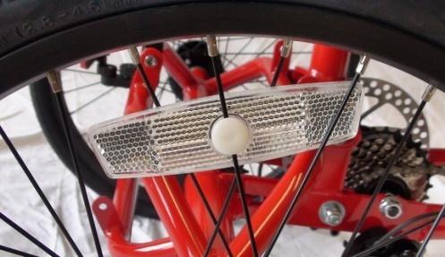 CAUTION: BE CAREFUL WHEN THREADING PEDALS. DO NOT FORCE! PEDALS THREAD EASILY WHEN INSTALLED PROPERLY.