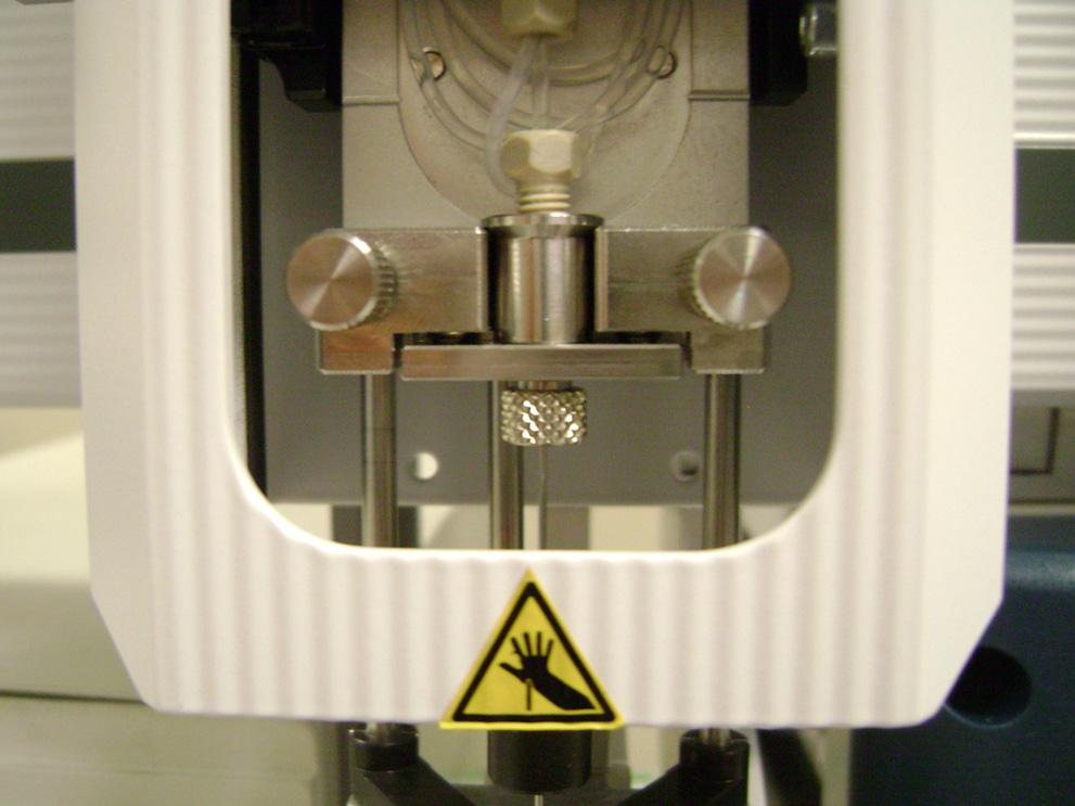 Insert the top of the needle into the fitting and tighten the needle collar until finger tight (Figure 4-24).
