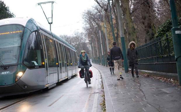 Trams In the UK cities where tram networks have been reintroduced (Manchester / Sheffield / Edinburgh and Croydon) design guidance in relation to cycling is limited.