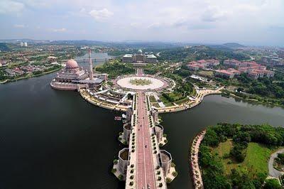Putrajaya (Intelligent, Garden City) Garden city The city is being developed based on the theme of city in Garden.