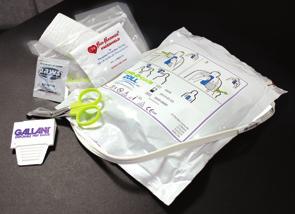 A rescue accessory package attached to every CPR-D-padz that contains items critical to a successful rescue. A lid that acts as a passive airway support to maintain the victim s open airway.