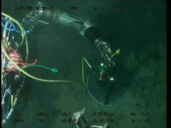 (7) #1224 dive on 3 January This is the first dive in 2011, which carried out extension cable laying operation from the observatory B-6 candidate to the science node B.