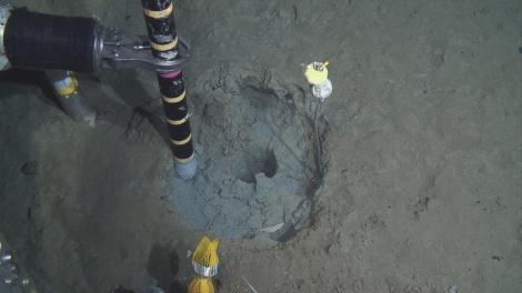 (8) #1225 dive on 4 January The #1225 dive aimed to condition the burial hole at the observatory C-9 candidate. The bottom casing of C-9 has been completely penetrated in the seafloor.