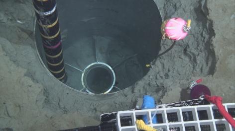 (13) #1230 dive on 9 January Burial hole conditioning operation by Dorothy was done in the #1230 dive at the B-5 site candidate. Burial hole has been completely penetrated under the seafloor.