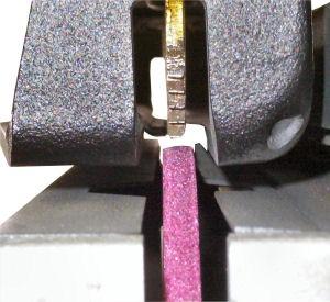 The first thing we must do before inserting the blade into the skate holder is to insert the skate lifters between the skate holder and the shot guard.