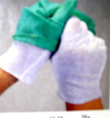 No lined gloves - but liners allowed All agricultural workers (harvesters, cultivators, pesticide handlers) are permitted to wear separable glove liners beneath chemical-resistant gloves.