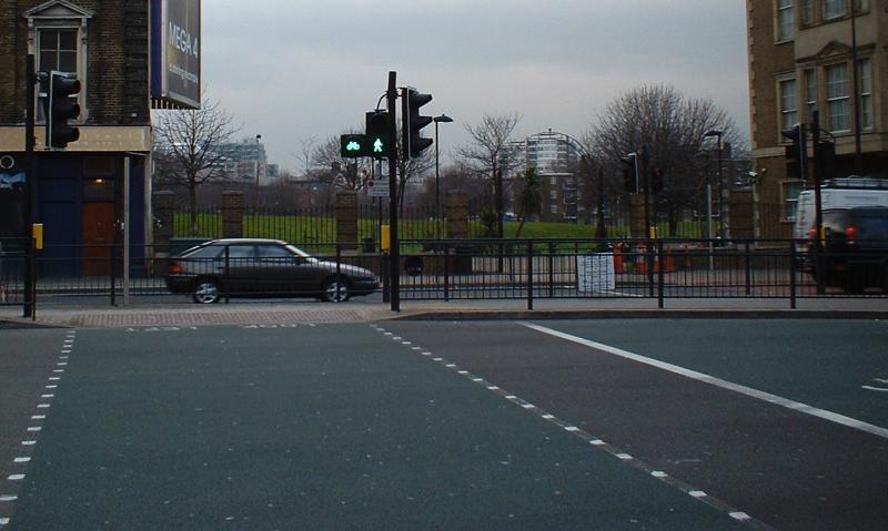 At facilities used by both pedestrians and cyclists there must be only one rule: either both have priority, neither have priority, or both have traffic lights.