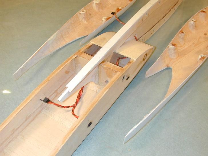 The main wing rod goes directly through the aft part of the keel and, with the large diameter dowel