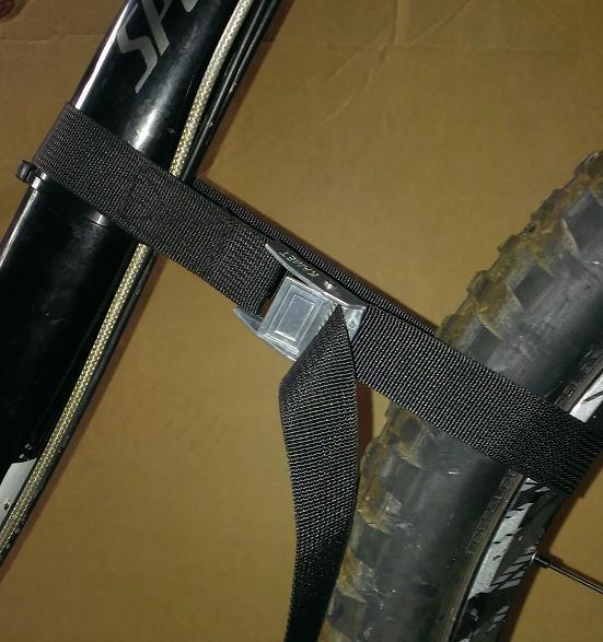 (Front Tire Stabilization Strap) Pull the strap tight so as to limit the front tires