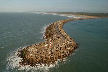Port of Richards Bay: Evaluating repair works for South Breakwater Source: A Vilaplana M-Thesis (2012) Namibia Botswana Mozambique South Africa Design conditions: Wave height: 1:100 yr + 10 % Water