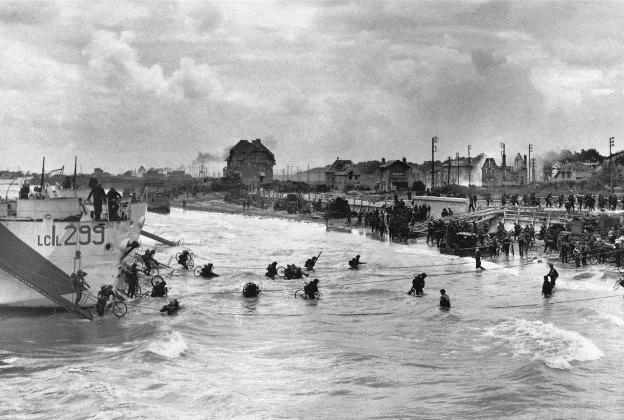 The aerial bombardment of Juno Beach in the days leading up to D-Day did not cause significant damage to the German fortifications. Naval bombardment ran from 6:00 AM to 7:30 AM.