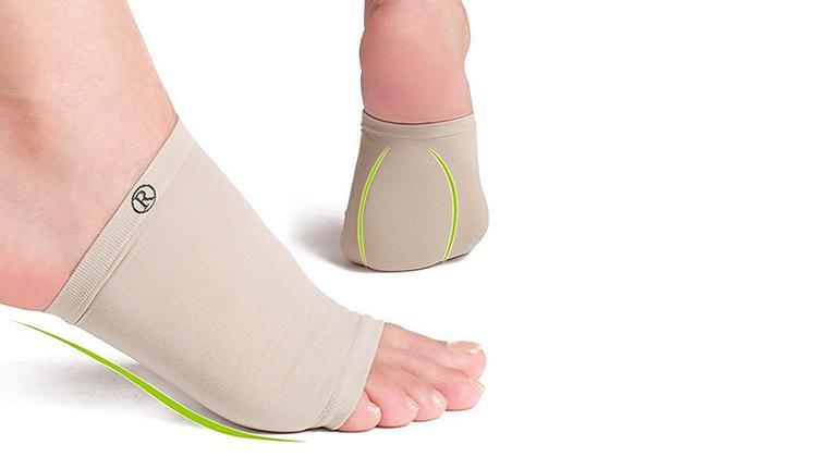6. Wear Arch Support Sleeves Generally cheaper than insoles and offering more flexibility, arch support sleeves are ideal if you want to support the arches throughout the day even when you re at