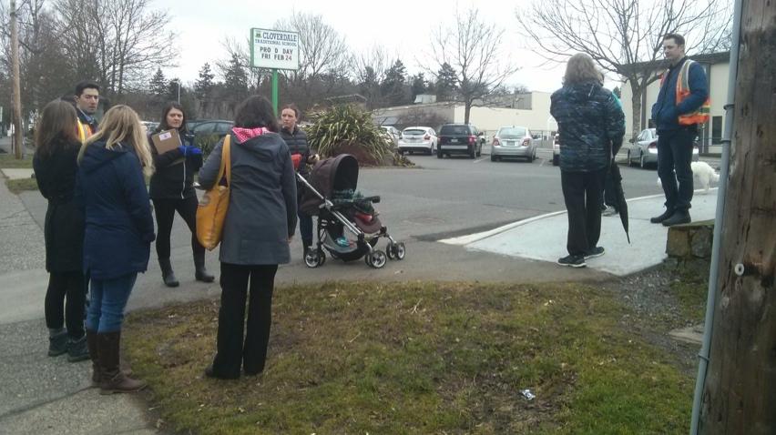 Parents and staff on the school site walkabout Walkabout participants review the alignment of the sidewalk on Quadra St.