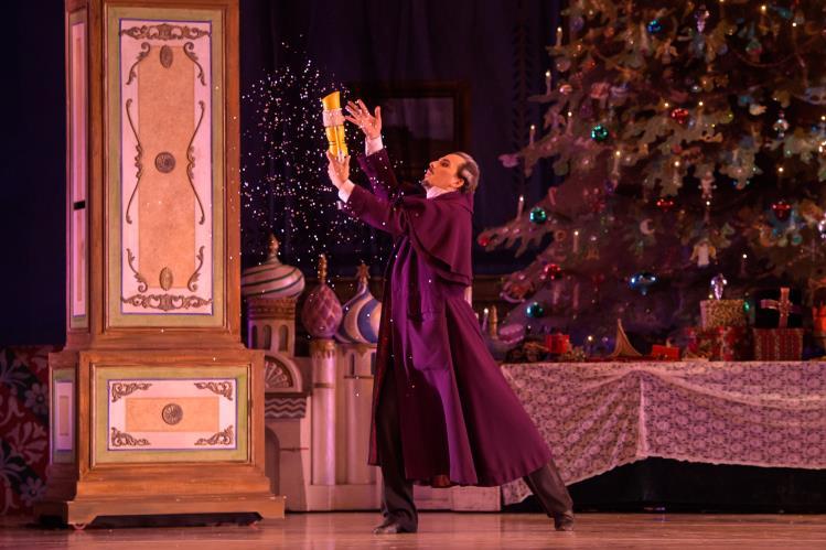 Photo by Mark Frohna Company Patrick Howell Prologue: Drosselmeyer s Workshop It s Christmas Eve in the toymaker s magic workshop where Drosselmeyer and his nephew Karl, finish preparing a very