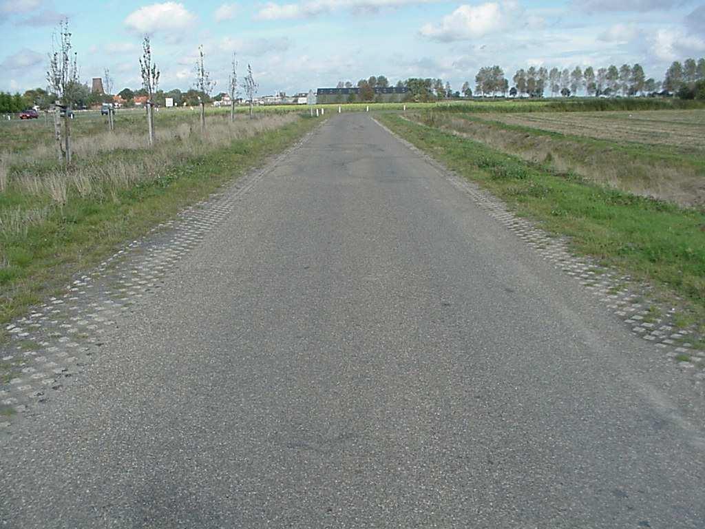 3.5.3 Rural access roads The surfaced width of access roads varies between 2.50 and 6 metres. The lane width (in the middle of the carriageway) for motor vehicles is between 2.50 and 3.50 metres.