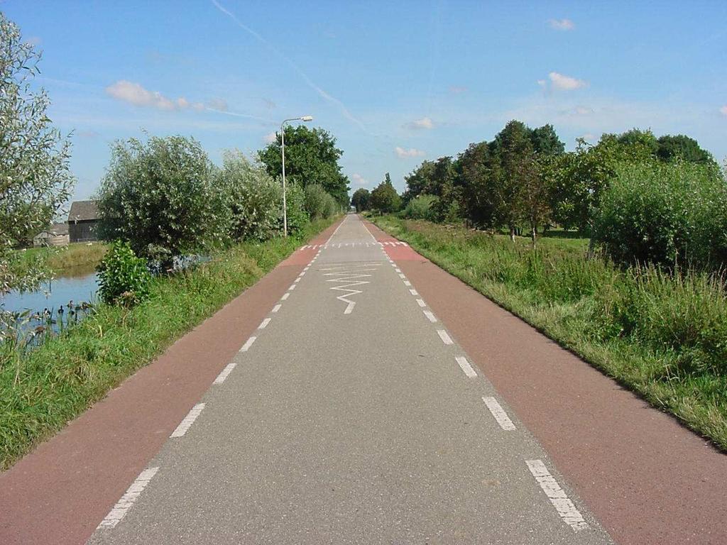 The access road is also divided in two types and each type has the essential characteristics of this category (figure 6): type I : vehicle lane with separate cycle path(s), priority junctions are