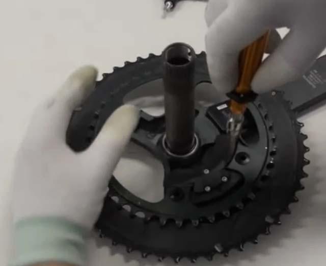 3.8 Install the right transmitter on the chainring