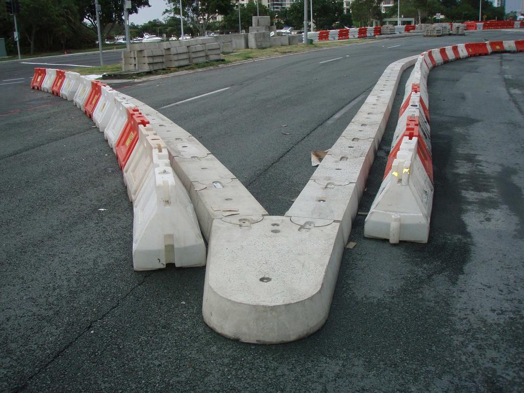 PRECAST INTERLOCKING KERB Interlocking Kerbs are used on roads for temporary lane diversions / construction sites.