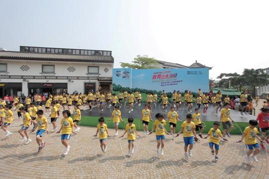 4. Both of the internationally renowned jump rope teams from the US and Hong Kong have gathered at Ngong Ping Village today, skipping with over 100 local
