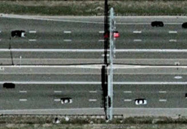 Exhibit 5 Schematic of Buffer 1 and Example at I-394 in Minneapolis, Minnesota (Source: Google Earth) 3) Buffer 2 Buffer-separated, multiple lanes Buffer 2 is similar to type Buffer 1