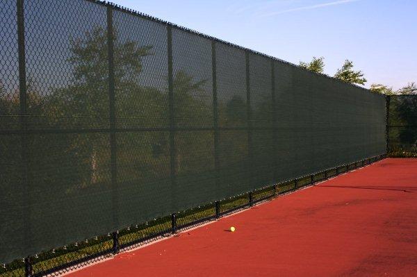 THE BENEFITS OF WINDSCREEN Provides a dark background so players can see the tennis ball Breaks up wind gusts on the