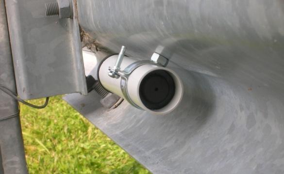 Figure 13. An INKE-1 mounted on W-shaped crash barrier in an interchange at fence end. The barrier also drives the sound well. Figure 14.