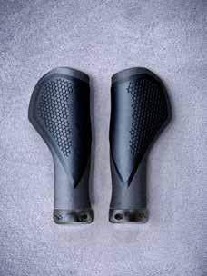 grey NATURAL FIT COMFORT WITH BAR ENDS LARGE Natural Fit philosophy applied to a relaxed ride  dual-density bar ends in large Shock X material on contact area absorbs high-frequency vibrations