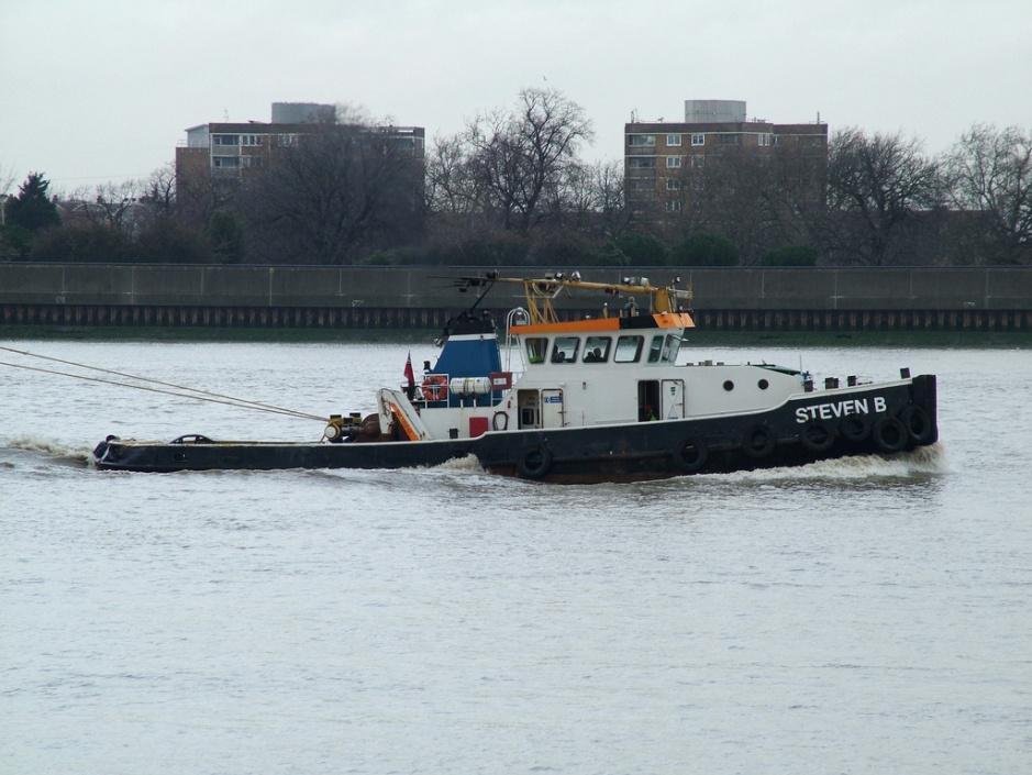 Things look fairly relaxed on this tug towing a barge on a short bridle. However, an engine failure or the need for evasive action could very quickly change the situation.