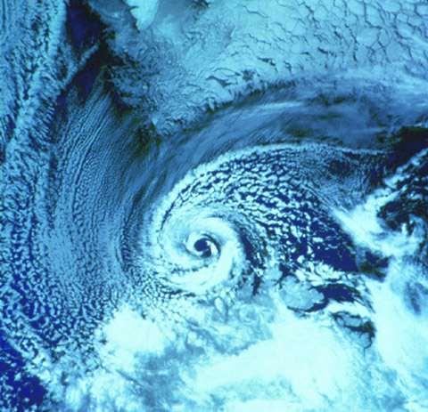 Joonis 1-3 - Polaartsüklon Barentsi mere kohal 27. veebruaril 1987 [17] Antitsüklon on niisugune ala, kus valitseb ümbritsevatest piirkondadest kõrgem õhurõhk.