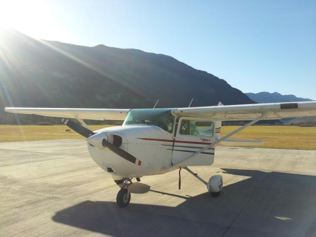 Slika 13: Letalo Cessna 172, s katerim opravlja panoramske lete podjetje Janez Let d. o. o. Avtorica: Regina Hrast, 2015. Slika 12: Cessni na letališki ploščadi Avtorica: Regina Hrast, 2015.