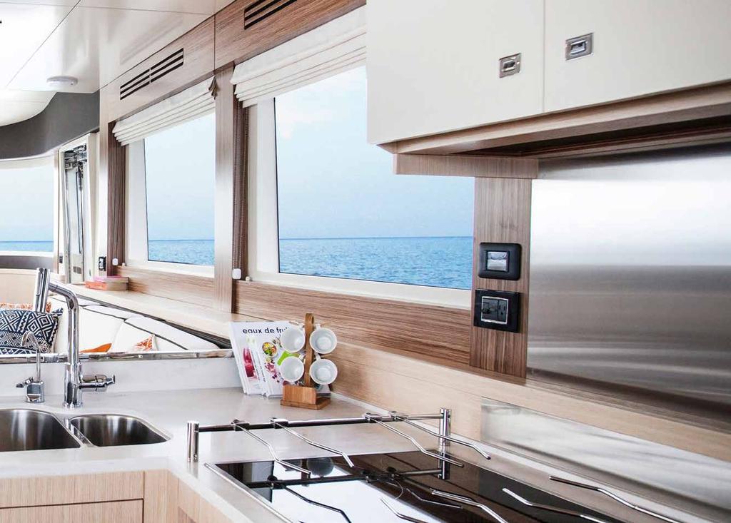 58 MY INTERIORS rior The SIRENA 58 has a three lower deck layout. All versions guarantee significant interior volumes.