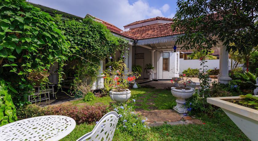 Royce Hotel, located in the affluent town of Mt Lavinia, just outside the bustling city of Colombo, offers the indulgent luxuries of an old Colonial Mansion and Old World Charm.