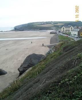 The headlands to the south extend only part way over the sandy foreshore, giving access at low tide around to Broad Haven, some 500m further north.