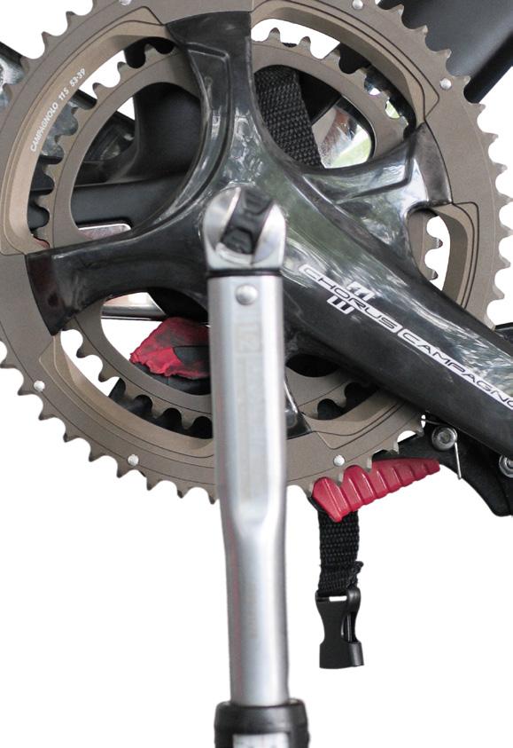 NOTE To prevent long-term oxidation of the retaining bolt thread, use a threadlocker fluid. We recommend you use only Loctite 222. Make sure that the hand cranks are correctly aligned (Fig. 6).