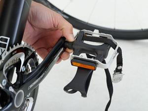 Next, take the right pedal (this should be indicated by an R on the pedal which can be seen on the