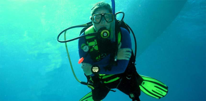 What are the prerequisites for the divemaster program?