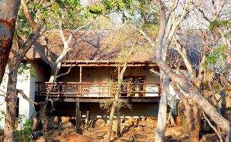 GREATER BALEPYE NATURE RESERVE Accommodation Vygeboom Lodge: The 4* Vygeboom Lodge give his guest a real African feeling with it s beautiful built-in rocks and