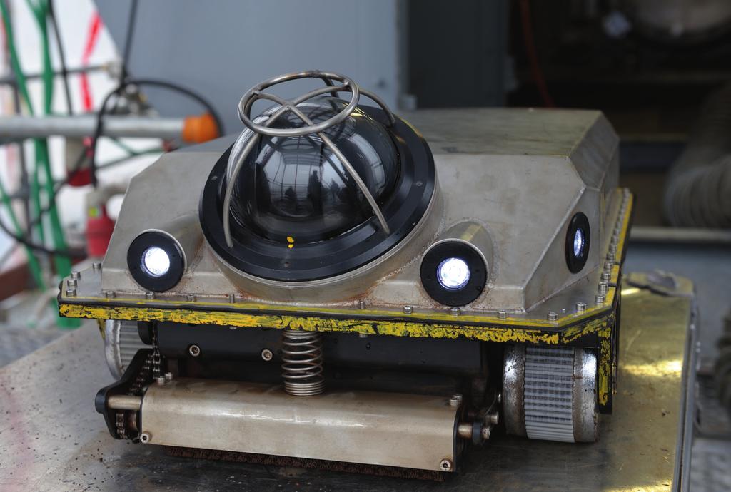 Inspection robot with