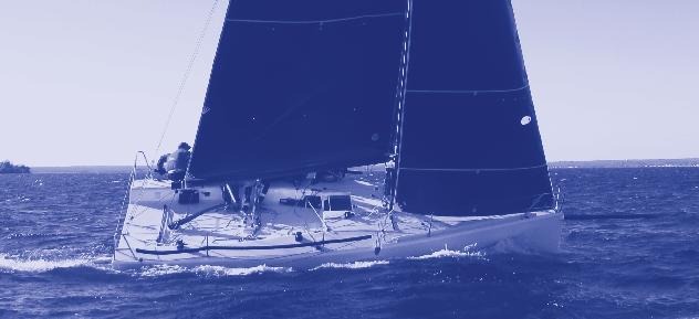 6 Upwind Sailing Fig. 1: Leeward upwind: Note there are only two crew sitting with legs inboard.