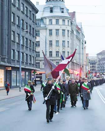 Ventonia comiltons ar Latvijas karogu, tam seko Studentu rotas karogs Selonia