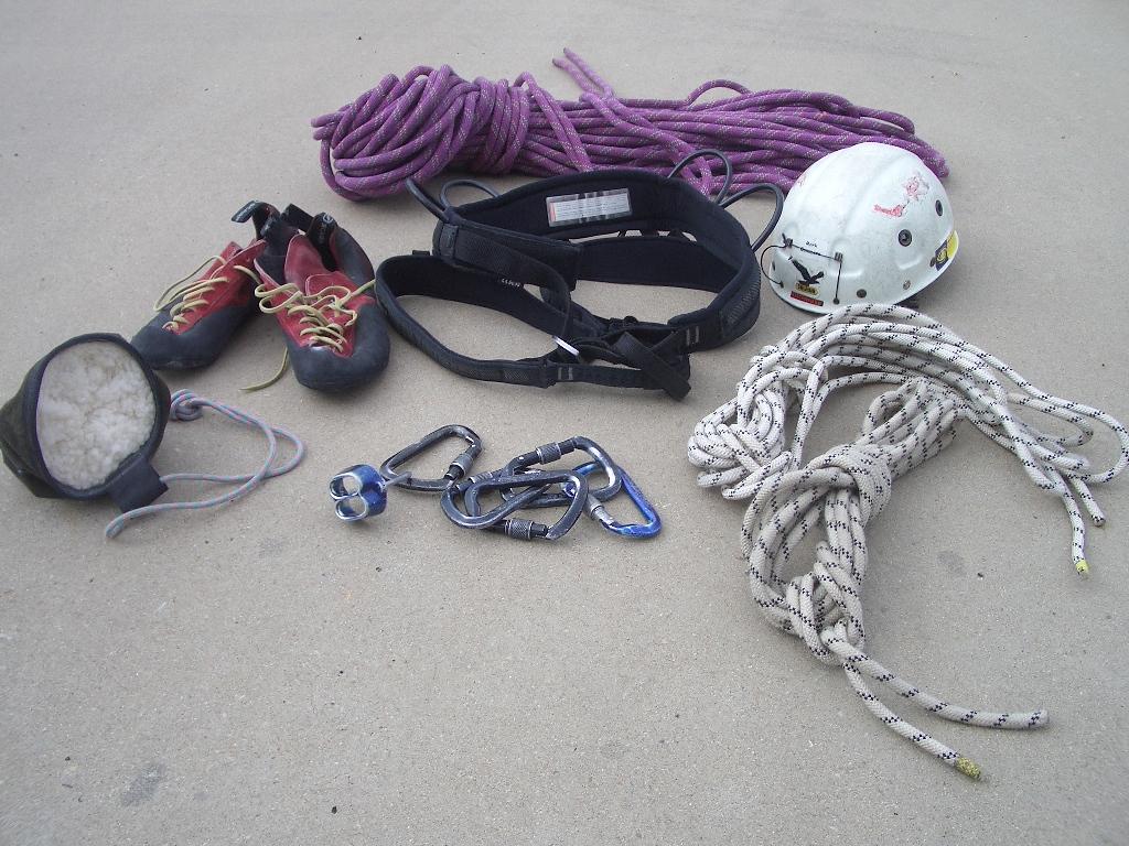 EQUIPMENT REQUIREMENTS: Minimum recommended equipment for each individual trainee: (please advise if you don t have your own gear) [ ] 1 x recreational climbing harness (with accessory gear loops) [