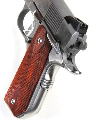 The Commander Classic utilizes an Ed brown mainspring housing and beavertail grip safety.