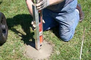 Stop when the cement meets the line drawn on your stake (see circle). Next fill the hollow tube of the stake with cement.
