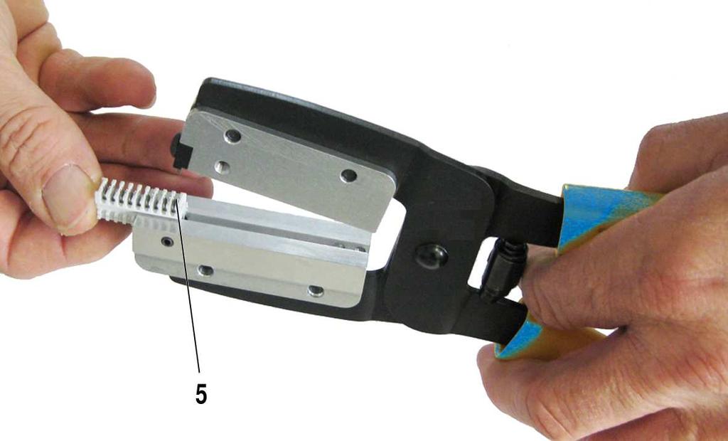 1 Insertion of wires Push the connector housing into the guide groove (4) until the stuffer (2)
